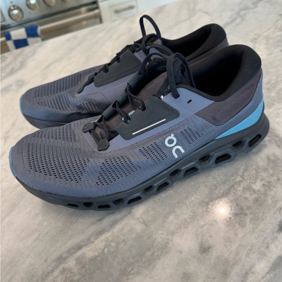 On Running sneakers - Picture 2 of 4